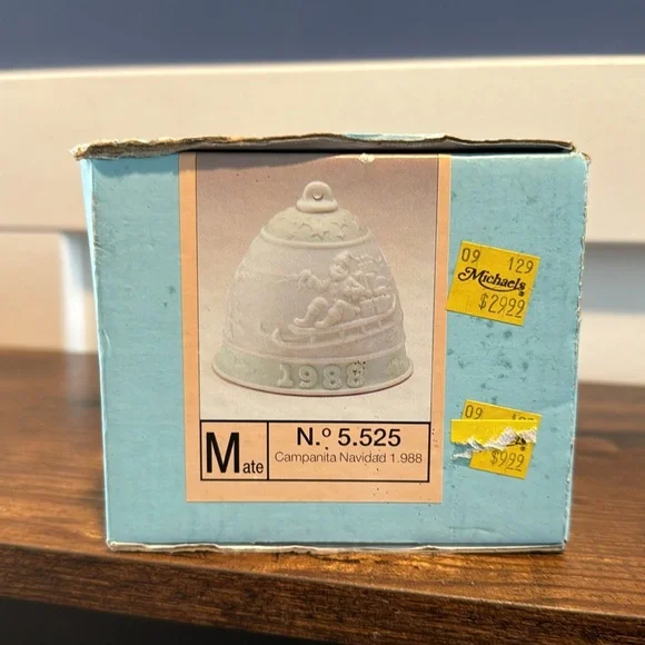 Lladro 1988 Campanita Navidad Porcilean Bell Ornament Green/White - Picture 6 of 6